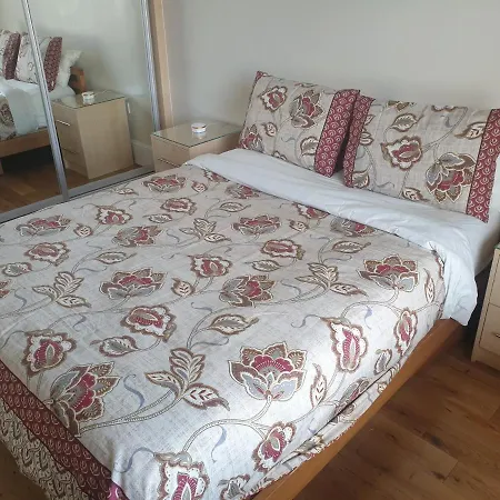 Apartment London Luxury 2 Bedroom Flat 5min Walk From Overground, With Free Wifi, Free Parking-sleeps X6 *