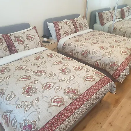Apartment London Luxury 2 Bedroom Flat 5min Walk From Overground, With Free Wifi, Free Parking-sleeps X6 *