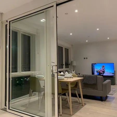 Blackwall Apartment *