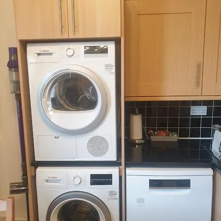 Apartment London Luxury 2 Bedroom Flat 5min Walk From Overground, With Free Wifi, Free Parking-sleeps X6