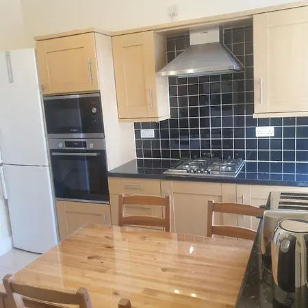 London Luxury 2 Bedroom Flat 5min Walk From Overground, With Free Wifi, Free Parking-sleeps X6 * Ilford