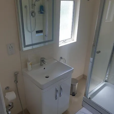 Apartment London Luxury 2 Bedroom Flat 5min Walk From Overground, With Free Wifi, Free Parking-sleeps X6 *