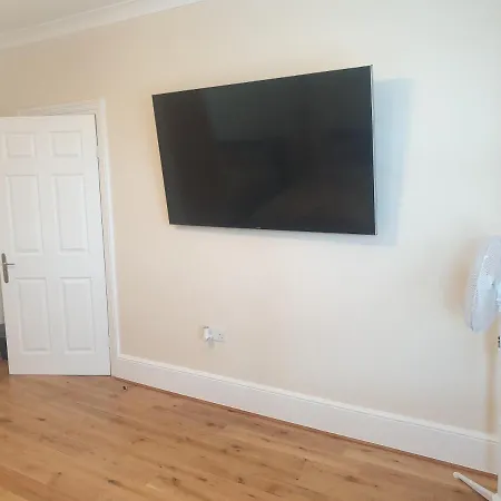 London Luxury 2 Bedroom Flat 5min Walk From Overground, With Free Wifi, Free Parking-sleeps X6 * Ilford