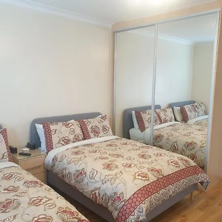 London Luxury 2 Bedroom Flat 5min Walk From Overground, With Free Wifi, Free Parking-sleeps X6 * Ilford