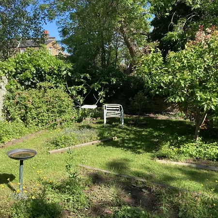 Apartment Garden Oasis Apartment: Central, Private & Parking London