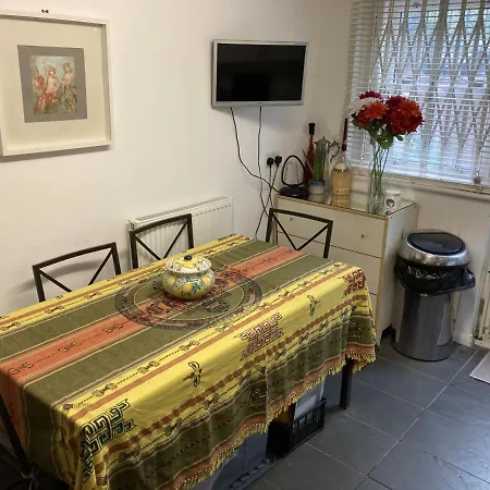Garden Oasis Apartment: Central, Private & Parking London