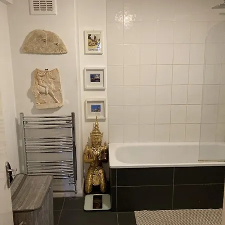 Garden Oasis Apartment: Central, Private & Parking Apartment London