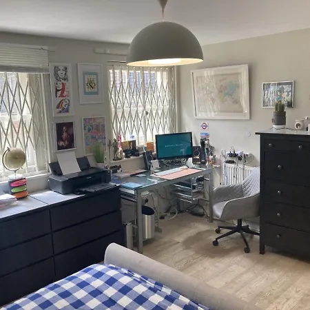 Apartment Garden Oasis Apartment: Central, Private & Parking London