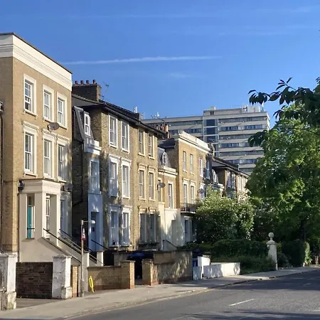 Garden Oasis Apartment: Central, Private & Parking London