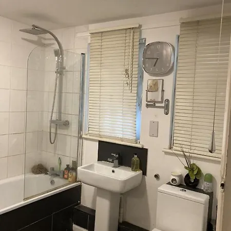 Garden Oasis Apartment: Central, Private & Parking Apartment *