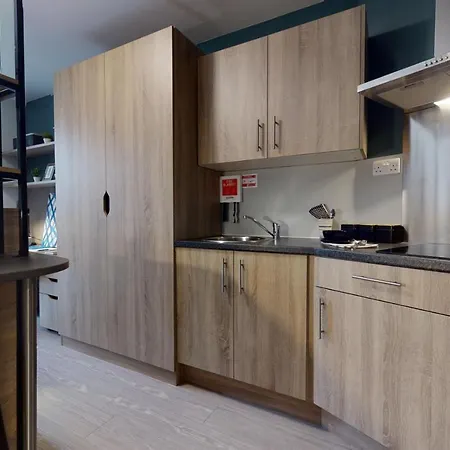 Trendy At Iq Hammersmith In Apartment London