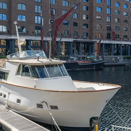 Rustic 2-bed Houseboat On The River Thames, In East Appartement