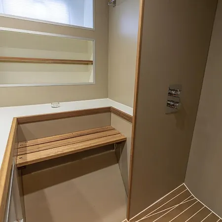 Rustic 2-bed Houseboat On The River Thames, In East Appartement *