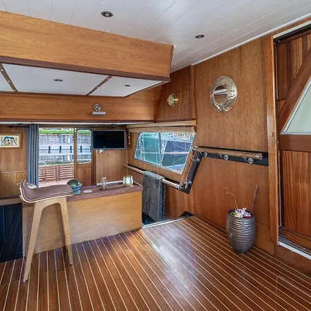 Rustic 2-bed Houseboat On The River Thames, In East *