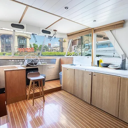Rustic 2-bed Houseboat On The River Thames, In East Appartement *
