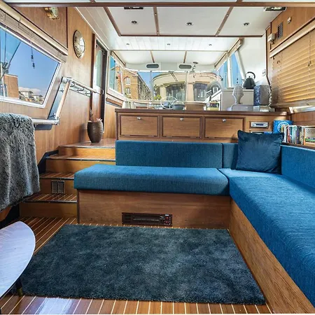 Rustic 2-bed Houseboat On The River Thames, In East