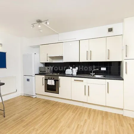 Spacious At Axo Camden In London