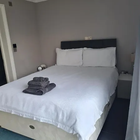 Private Luxury Annex With Secure Free Parking Apartment Chessington