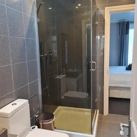 Private Luxury Annex With Secure Free Parking Apartment Chessington