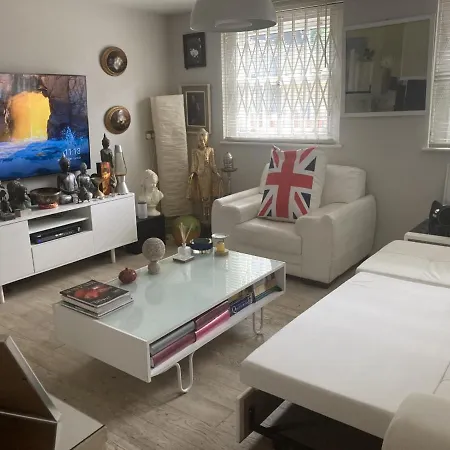 Garden Oasis Apartment: Central, Private & Parking
