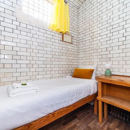 Lotus Guesthouse In Jamyang Buddhist Center * Londra