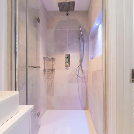 Luxury Flat With Sw Balcony In Fulham Broadway Apartment London