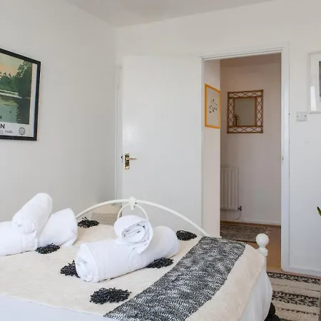 Pass The Keys Spacious 2bedroom Flat With Views In Bridge