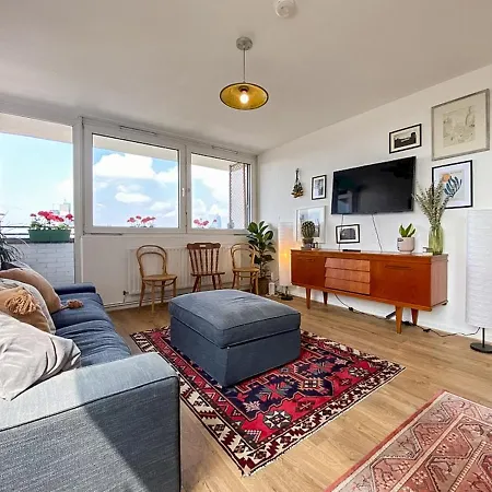 Pass The Keys Spacious 2bedroom Flat With Views In Bridge *