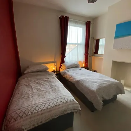 Apartment 3 Bed In Colliers Wood London