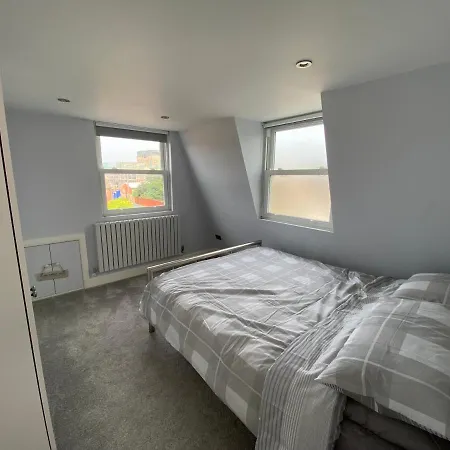 3 Bed In Colliers Wood Apartment