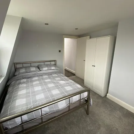 3 Bed In Colliers Wood * London