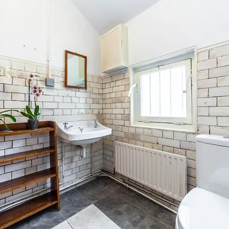 Lotus Guesthouse In Jamyang Buddhist Center Londra