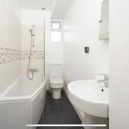 35 Mins To London. 3 Bedrooms. 2 Bathrooms With Garden Hébergement de vacances Londres