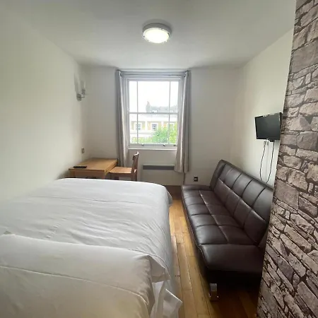 F303- Fantastic 3rd Flr Studio Near Hyde Park Apartment *