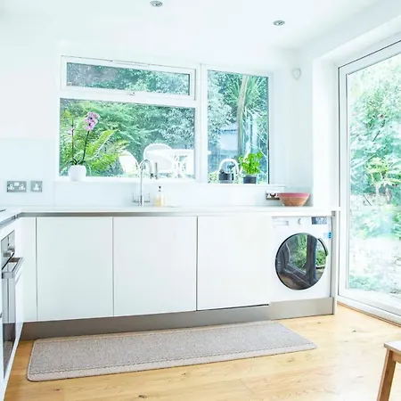 Bright Chelsea Garden Nest Apartment *