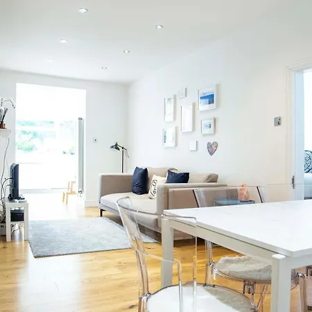 Bright Chelsea Garden Nest Apartment London