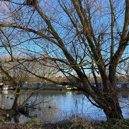 35 Mins To London. 3 Bedrooms. 2 Bathrooms With Garden Holiday home