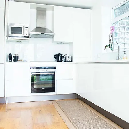 Bright Chelsea Garden Nest * London