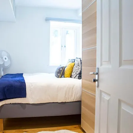 Apartment Bright Chelsea Garden Nest