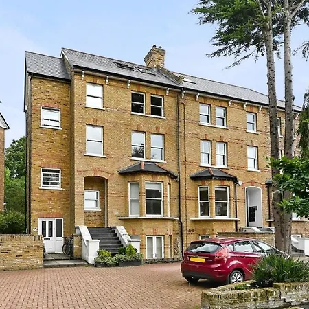 Aisiki At Ealing, 2 Bedroom And 1 Bathroom Flat, King Or Twin Beds With Free Wi-fi & Parking Ealing