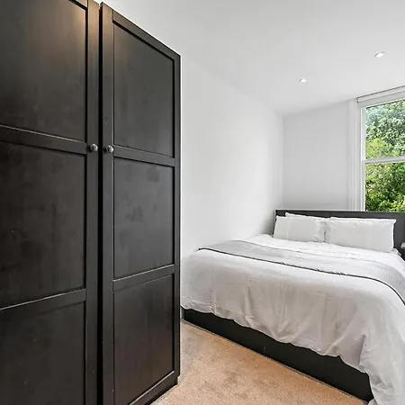 Aisiki At Ealing, 2 Bedroom And 1 Bathroom Flat, King Or Twin Beds With Free Wi-fi & Parking Apartment *