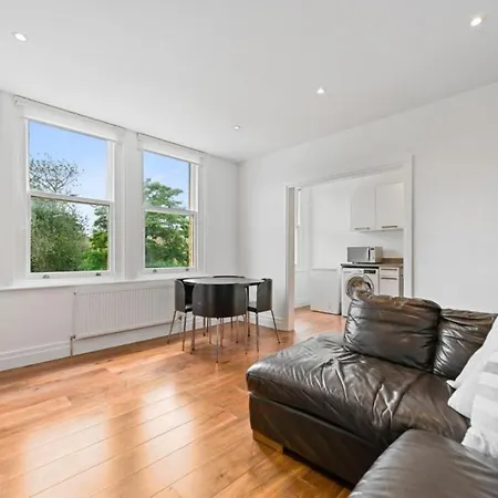 Aisiki At Ealing, 2 Bedroom And 1 Bathroom Flat, King Or Twin Beds With Free Wi-fi & Parking Apartment *