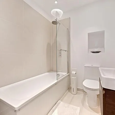 Aisiki At Ealing, 2 Bedroom And 1 Bathroom Flat, King Or Twin Beds With Free Wi-fi & Parking