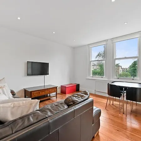 Aisiki At Ealing, 2 Bedroom And 1 Bathroom Flat, King Or Twin Beds With Free Wi-fi & Parking Ealing