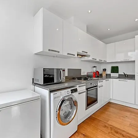 Aisiki At Ealing, 2 Bedroom And 1 Bathroom Flat, King Or Twin Beds With Free Wi-fi & Parking *