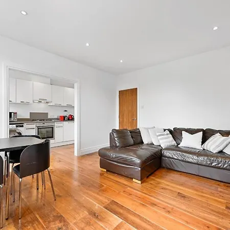 Aisiki At Ealing, 2 Bedroom And 1 Bathroom Flat, King Or Twin Beds With Free Wi-fi & Parking * Ealing
