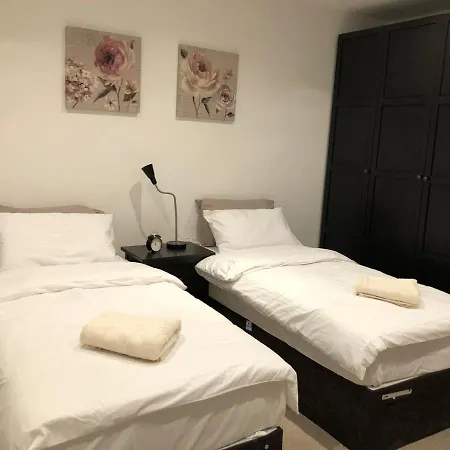 Apartment Aisiki At Ealing, 2 Bedroom And 1 Bathroom Flat, King Or Twin Beds With Free Wi-fi & Parking Ealing