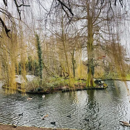 35 Mins To London. 3 Bedrooms. 2 Bathrooms With Garden
