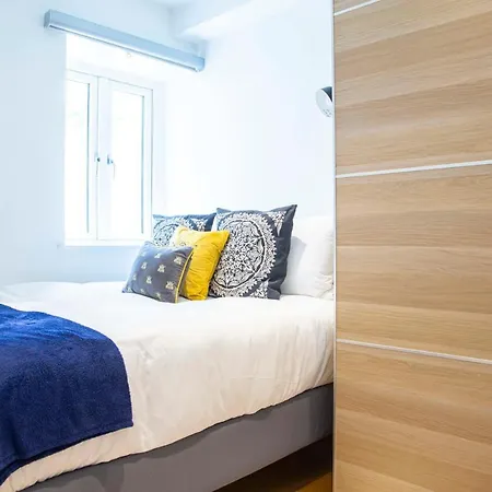 Bright Chelsea Garden Nest * London