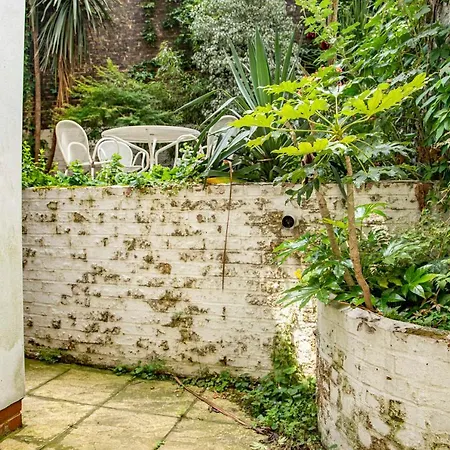 Bright Chelsea Garden Nest * London